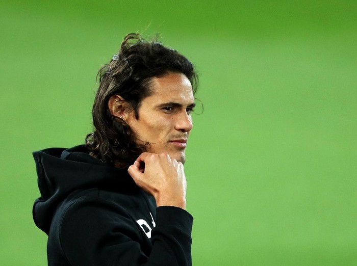 LIVERPOOL, ENGLAND - SEPTEMBER 17:  Edinson Cavani of Paris Saint-Germain looks on as Paris Saint-Germain walks the pitch on the eve of their UEFA Champions League Match against Liverpool at Anfield on September 17, 2018 in Liverpool, England.  (Photo by Mark Robinson/Getty Images)
