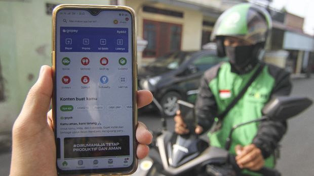 Seorang pengguna ojek online menunjukkan aplikasi GoRide yang tidak tersedia di Kawasan Kalisari, Jakarta Timur, Jumat (10/4/2020). Peraturan Gubernur DKI Jakarta dalam pelaksanaan PSBB mengatur angkutan roda dua seperti ojek online maupun ojek konvensional dilarang membawa penumpang. ANTARA FOTO/Asprilla Dwi Adha/pras.