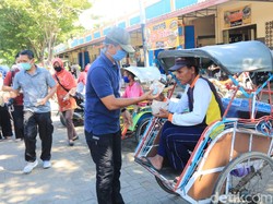 Semangat Berbagi Masker di Pacitan Saat Corona Mewabah