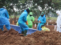 Lokasi Sempat Ditolak Keluarga, Jenazah COVID-19 Dimakamkan di TPU Tegal Alur