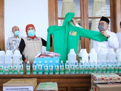 Madrasah di Jatim Sumbang APD & Hand Sanitizer untuk Tenaga Medis