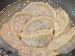 Chef Arnold Bikin Gyoza, Netizen: Kok Gosong Chef?