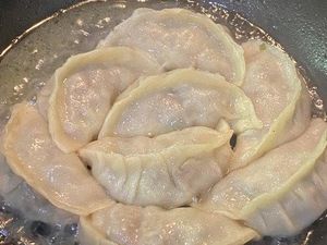 Chef Arnold Bikin Gyoza, Netizen: Kok Gosong Chef? Chef Arnold Bikin Gyoza, Netizen: Kok Gosong Chef?