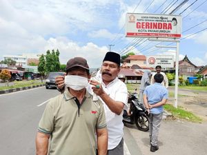 19 DPC Gerindra di Sumbar Bagi-bagi Puluhan Ribu Masker dari Andre 19 DPC Gerindra di Sumbar Bagi-bagi Puluhan Ribu Masker dari Andre