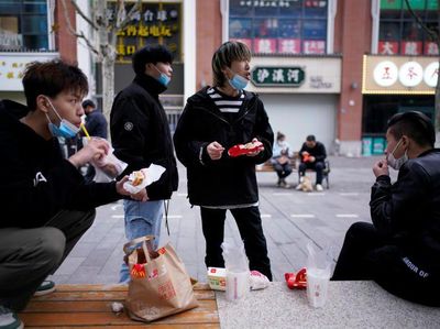 Lockdown Berakhir di Wuhan, Masyarakat Mulai Padati Tempat Makan
