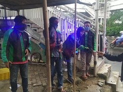 Datangi Pangkalan Ojek dan Pemulung di Jaksel, Polisi Bagi-bagi Voucher