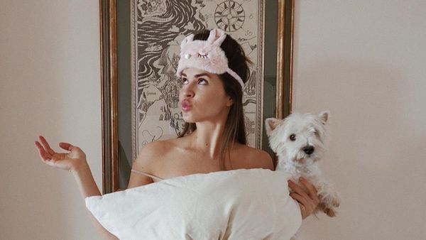 Foto: #QuarantinePillowChallenge, OOTD Seksi Pakai Bantal