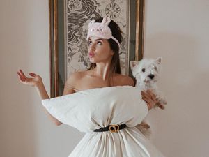 Foto: #QuarantinePillowChallenge, OOTD Seksi Pakai Bantal Foto: #QuarantinePillowChallenge, OOTD Seksi Pakai Bantal