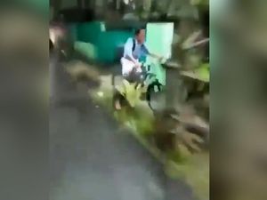 Jahat! Pemotor Dorong Pesepeda Hingga Masuk Got