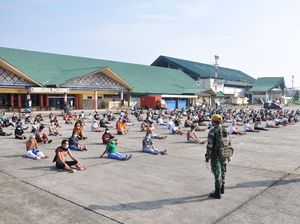 Melihat Aktivitas TKI Asal Malaysia yang Dikarantina di Medan