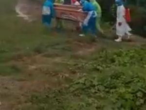 Haru! Enam Tenaga Medis Kendari Makamkan Pasien Corona di Tengah Hujan