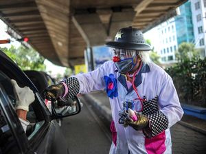 Aksi Badut Bagikan Masker di Bandung