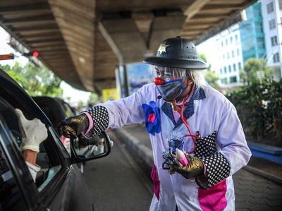 Aksi Badut Bagikan Masker di Bandung