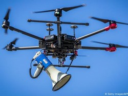 Yunani Terbangkan Drone Buat Pantau Jaga Jarak di Pantai