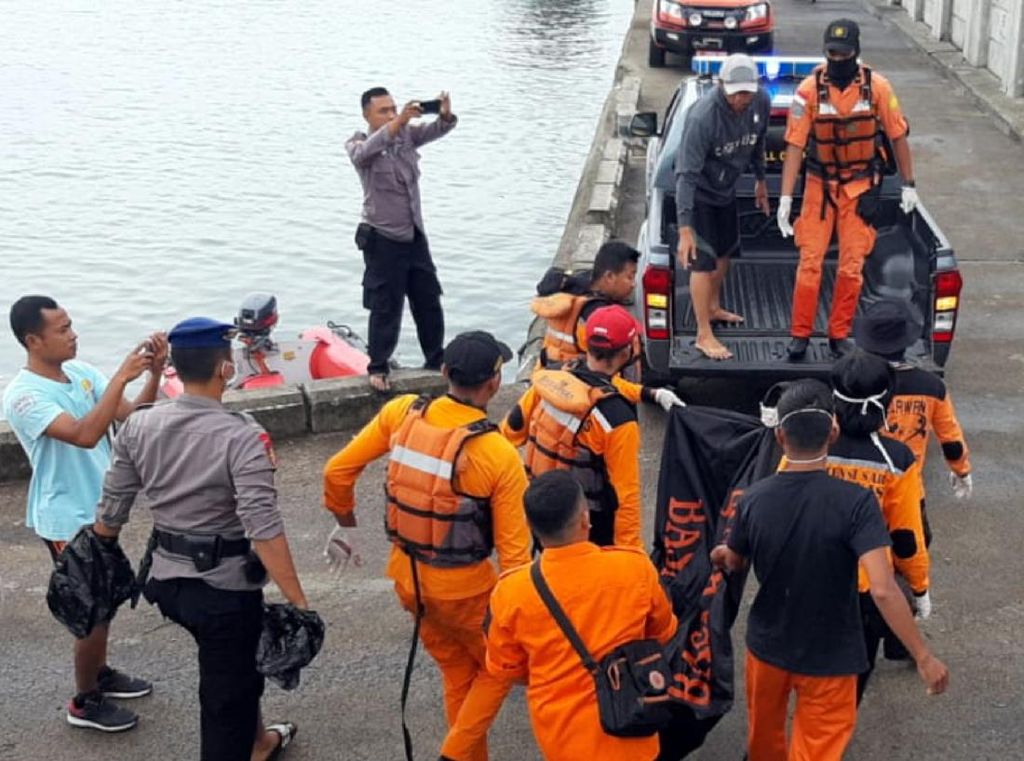Tim SAR Temukan Satu Jasad Remaja yang Tenggelam di Palabuhanratu Tim SAR Temukan Satu Jasad Remaja yang Tenggelam di Palabuhanratu