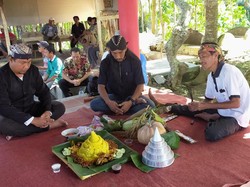 Ritual Selamatan Bumi Agar Corona Hilang Berlakukan Physichal Distancing
