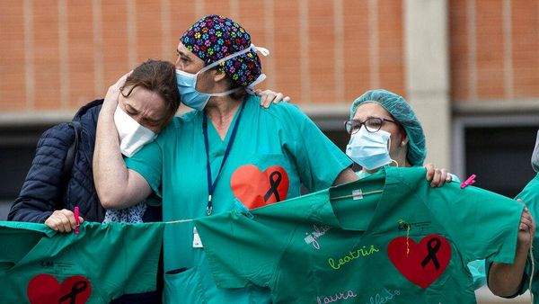 Momen Haru Penghormatan Tenaga Medis yang Gugur di Spanyol