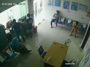 Rekaman CCTV Pemukulan Perawat oleh Pria yang Enggan Pakai Masker