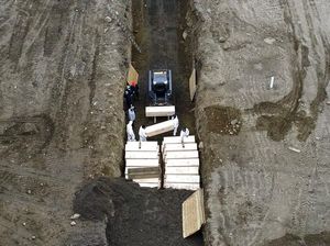 Angka Kematian Melonjak, New York Gelar Pemakaman Massal