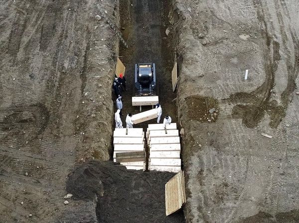 Angka Kematian Melonjak, New York Gelar Pemakaman Massal
