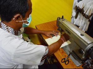 Ketika Karyawan Hotel Beralih Jahit Masker