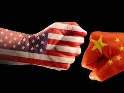 Ответ китая америке. Флаг Китая. Америка и Китай. Кулак Америки. Китай кулак флагу США.