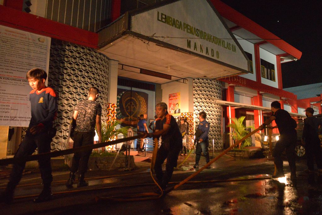 Ratusan Polisi melakukan barikade ketika berupaya masuk untuk menertibkan narapidana saat terjadinya kerusuhan di Lembaga Pemasyarakatan (Lapas) Kelas IIA Manado, Tuminting, Manado, Sulawesi Utara, Sabtu (11/4/2020). Sejumlah narapidana melakukan perlawanan dan pembakaran beberapa ruang di dalam lapas, belum diketahui motif para napi melakukan kerusuhan tersebut. ANTARA FOTO/Adwit B Pramono/wsj.