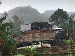 Puting Beliung Menerjang, Atap Rumah Warga Terbang ke Seberang Jalan
