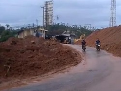 Akses Cianjur-Sindangbarang Dibuka Satu Lajur Gegara Longsor