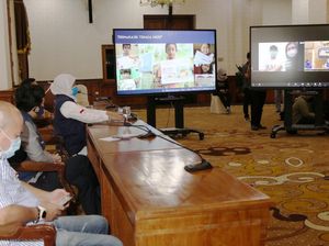 Khofifah Sapa Pasien Sembuh Corona Lewat Video Conference, Ini Pesannya