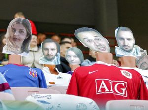 Viral! Ragam Manekin Berwajah Manusia Nonton Bola di Stadion