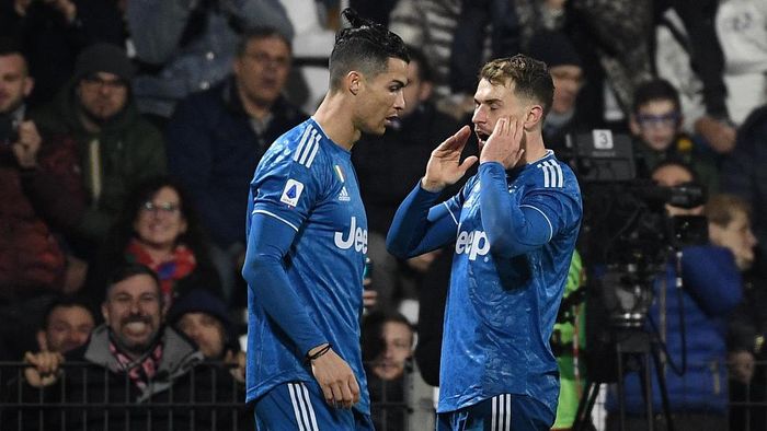 Juventus Welsh midfielder Aaron Ramsey (R) celebrates with Juventus Portuguese forward Cristiano Ronaldo after scoring during the Italian Serie A football match SPAL vs Juventus on February 22, 2020 at the Paolo-Mazza stadium in Ferrara. (Photo by Isabella BONOTTO / AFP)