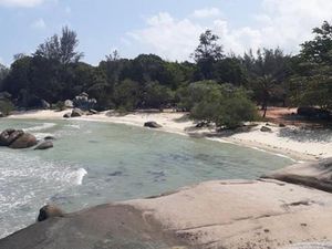 Kangen Pantai? Nih Cantiknya Pantai Penyabong