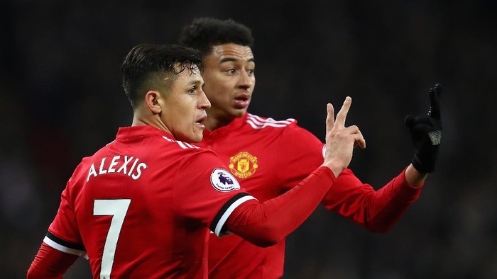 LONDON, ENGLAND - JANUARY 31:  Alexis Sanchez of Manchester United and Jesse Lingard of Manchester United line up a wall during the Premier League match between Tottenham Hotspur and Manchester United at Wembley Stadium on January 31, 2018 in London, England.  (Photo by Julian Finney/Getty Images)