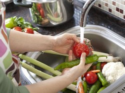 5 Tips Cuci Buah dan Sayur yang Perlu Kamu Tiru di Rumah
