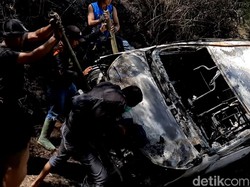 Massa Bakar Taksi Online Ugal-ugalan yang Tabrak Motor di Tasik