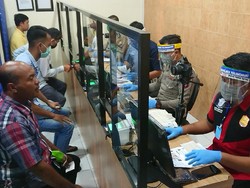 Pemohon SIM Membludak, Polisi Tulungagung Terapkan Physical Distancing