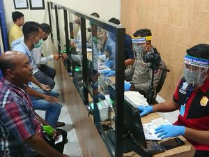 Pemohon SIM Membludak, Polisi Tulungagung Terapkan Physical Distancing Pemohon SIM Membludak, Polisi Tulungagung Terapkan Physical Distancing