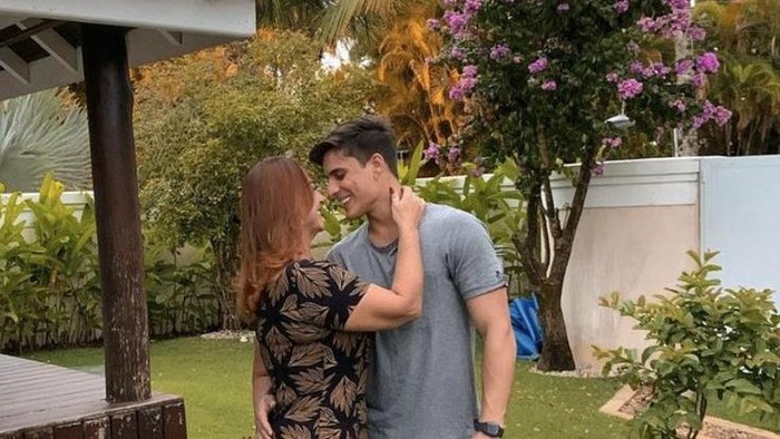 Tiago-Nadine, ibu Neymar pacaran dengan pemuda 22 tahun.