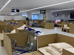 Deretan Tempat Tidur Kardus di Bandara Narita Imbas Virus Corona