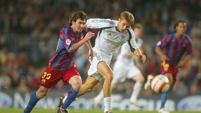 BARCELONA, SPAIN - NOVEMBER 2:  Leo Messi (L) of FC Barcelona in action during the UEFA Champions League group C match between FC Barcelona and Panathinaikos at the Camp Nou stadium on November 2, 2005 in in Barcelona, Spain. (Photo by Luis Bagu/Getty Images)