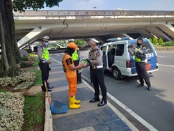 Dirlantas Polda Metro Bagi Beras di Tengah PSBB: Tak Boleh Ada Kerumunan