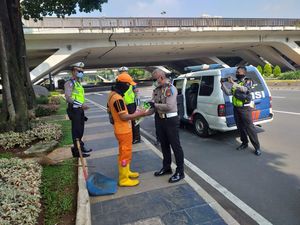 Dirlantas Polda Metro Bagi Beras di Tengah PSBB: Tak Boleh Ada Kerumunan Dirlantas Polda Metro Bagi Beras di Tengah PSBB: Tak Boleh Ada Kerumunan
