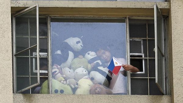 Cara Warga Filipina Hormati Pahlawan Pejuang Corona