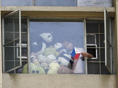 Cara Warga Filipina Hormati Pahlawan Pejuang Corona