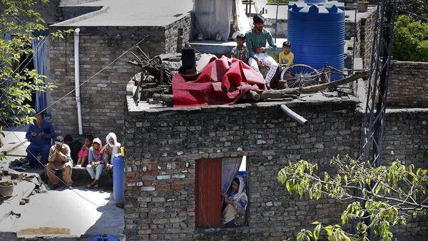 Lawan Corona, Warga Pakistan Ibadah Minggu Paskah di Atap Rumah