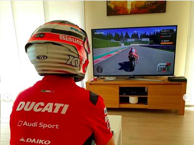 Aksi Pebalap Ducati Pakai Helm Indonesia Selama #dirumahaja