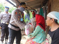 Bantuan Sembako Disalurkan ke Daerah Terdampak Corona di Lereng Merapi dan Ijen