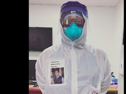 Dokter Pasang Foto Sambil Tersenyum di APD Agar Pasien Bisa Mengenalinya