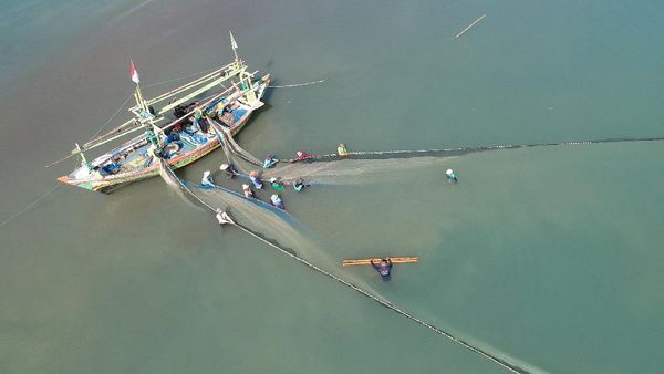 Melihat Aktivitas Nelayan Pukat di Jawa Barat